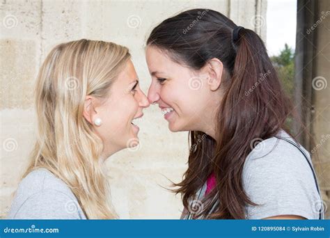 Lesbische Paarmeisjes Die Op Stad Kussen Stock Foto Image Of