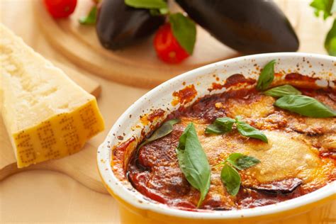 Wright fa risalire l'origine della parmigiana a napoli. La storia e le origini della parmigiana di melanzane