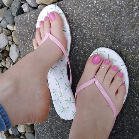 Pretty Sandals Cute Sandals Cute Toes Pretty Toes Feet Soles Women S Feet Tong Brian