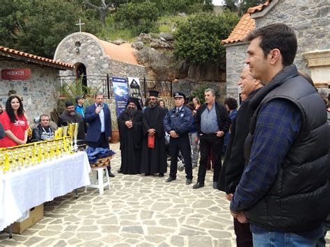 Οι μοναχοί ευμένιος και παρθένιος χαριτάκης αναστηλώνουν την κατεστραμμένη μονή κουδουμά. Κρήτη | Στην Ιερά Μονή Κουδουμά με αφορμή αγώνα δρόμου ο ...
