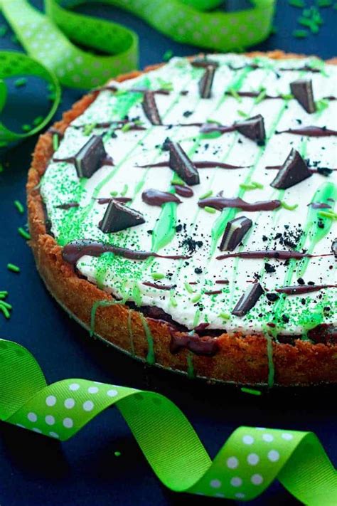 Christmas cookies irish should turn out crispy, but it will be slightly zhirnovat, tender, melting in the. Irish Cookie Pizza with bailey cream | Desserts, Dessert ...