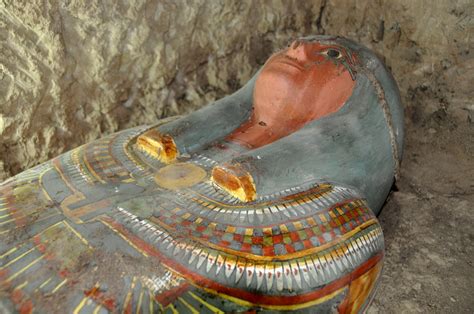 une momie ancienne découverte en parfaite condition près de louxor cnews