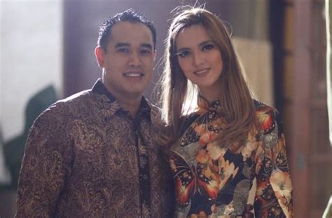 Polisi menangkap artis peran nia ramadhani dan suaminya, ardi bakrie, atas kasus dugaan penyalahgunaan dan kepemilikan narkoba. Sikap Nia Ramadhani saat Tahu Suami Tajirnya Diincar Cewek - MataMata.com