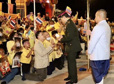 ในหลวง พระราชินี เสด็จฯ ทรงเจิมเทียนรุ่ง ในการพระราชกุศลมาฆบูชา ปี 2564 ด.ช.ถวายภาพวาดการ์ตูน ในหลวง - พระราชินี ขณะเสด็จฯ ถวายผ้า ...
