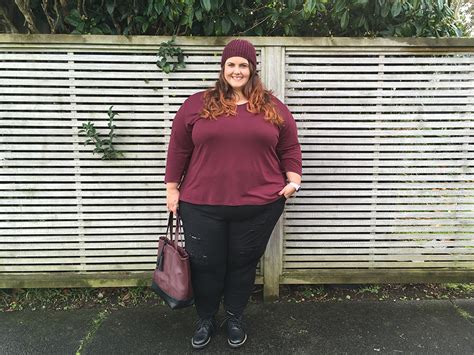 new zealand plus size blogger meagan kerr wears wine beanie top and tote plus size fashion