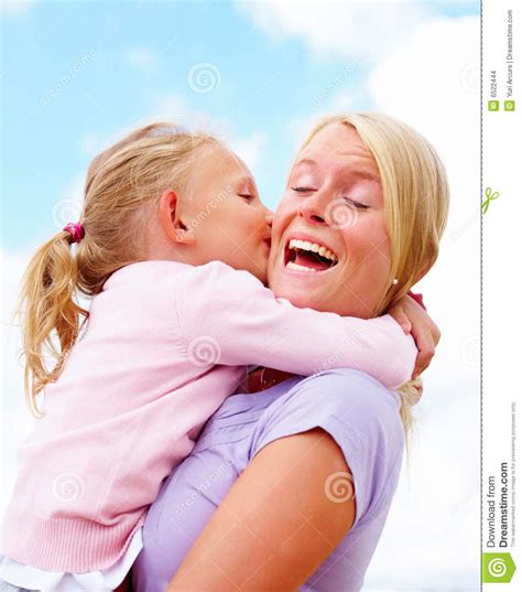 Hija Que Besa A Su Madre Sonriente Foto De Archivo Imagen De Fondo