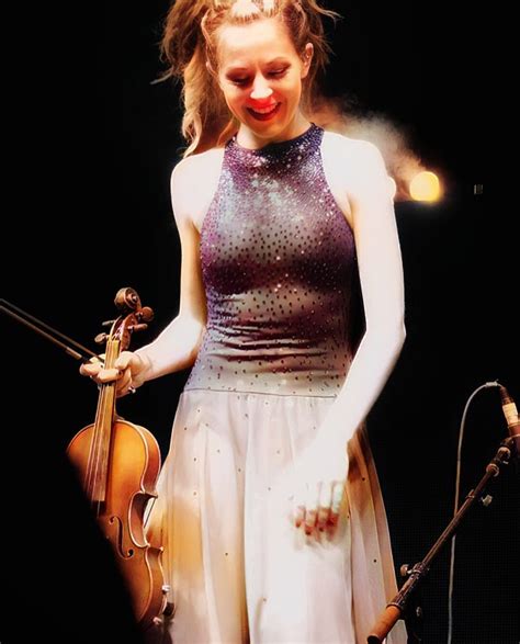 Lindsey Stirling Violin Performance