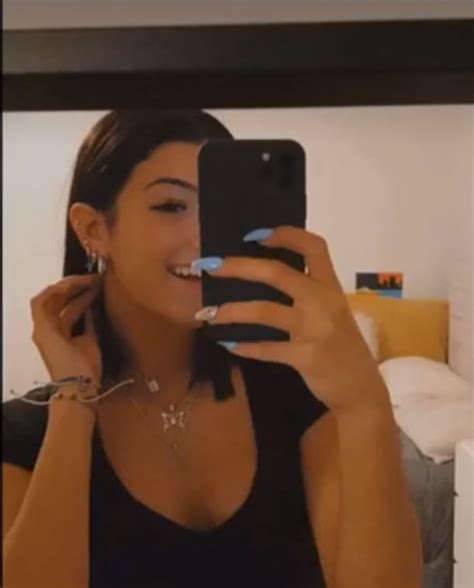 Pin By 𝓉𝒾𝓀𝓉𝑜𝓀 𝑔𝒾𝓇𝓁𝓈 On Charli Damelio Mirror Selfie Selfie Scenes