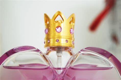 The amazing scent of tart lady apples along with tahitian tiare flower and vanilla chiffon are blended so exquisitely in vera wang princess that you'll want to wear it every day. Beauty Box: Vera Wang Princess Perfume Review