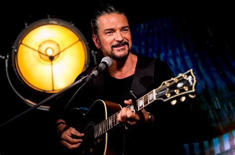 Ricardo Arjona Gives Property Titles to Families Affected by Fuego ...