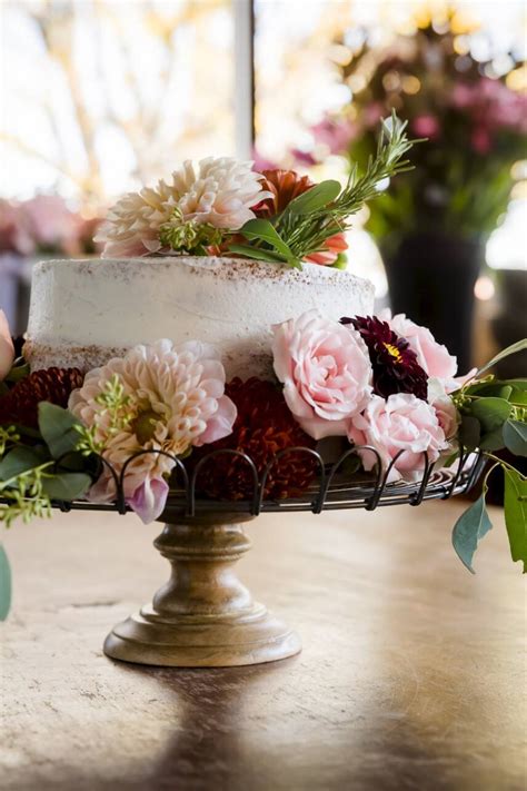 How To Use Edible Flowers To Decorate Cakes Flowers To Use And Ideas