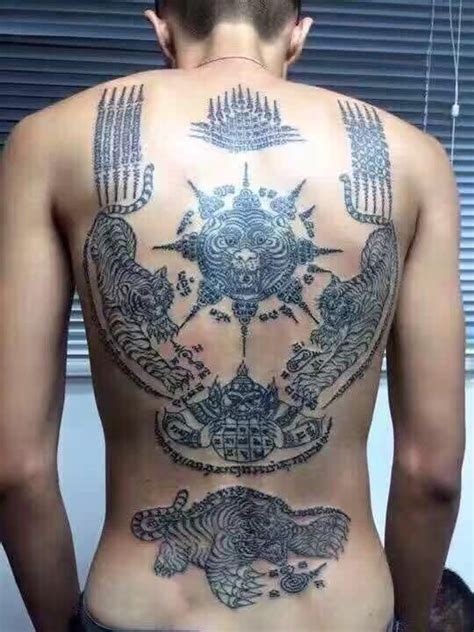 Symboles Et Significations Du Muay Thai Tattoo Traditional Thai Magic Tattoos Magic Muay