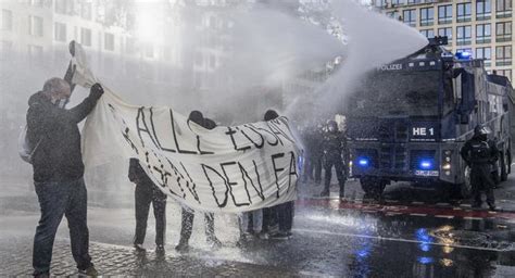 الشرطة تفتح خراطيم المياه على متظاهرين ضد الإغلاق في فرانكفورت أخبار المانيا