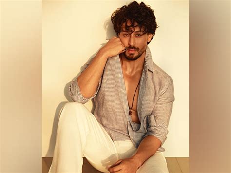 Tiger Shroff Flaunts His Muscular Physique In This Video