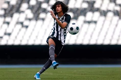 Em 2020, com apenas 16 anos e muito futuro pela frente, assinou contrato e passou a treinar com os profissionais do botafogo. Matheus Nascimento será integrado ao profissional do ...