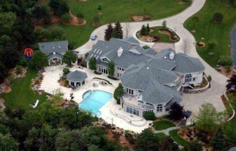 Marshall mathers, known as eminem to millions, resides in a 15,129 square foot mansion in rochester hills, a wealthy. Eminem Celebrity Net Worth - Salary, House, Car