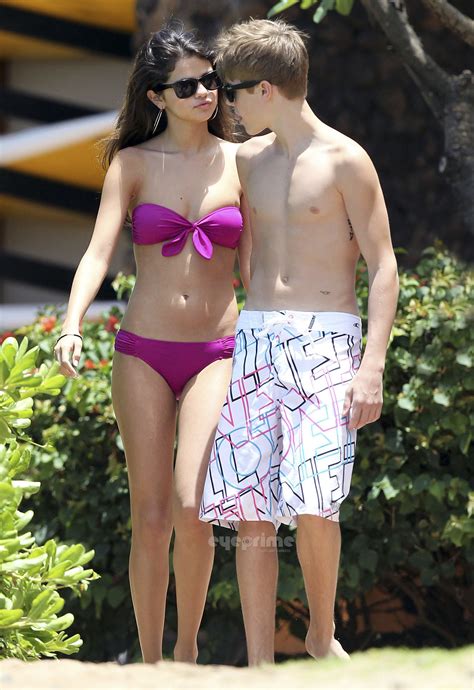 Selena Gomez In A Bikini On The Beach In Maui With Justin Bieber Selena Gomez Photo 22381050