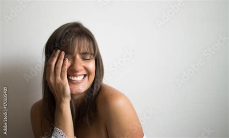 Mujer Joven Y Sonriente Con Su Mano En El Rostro Fotos De Archivo E Imágenes Libres De