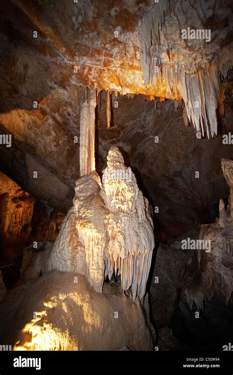 Stalagmites And Stalagtites Lucas Cave Jenolan Caves Blue Mountains