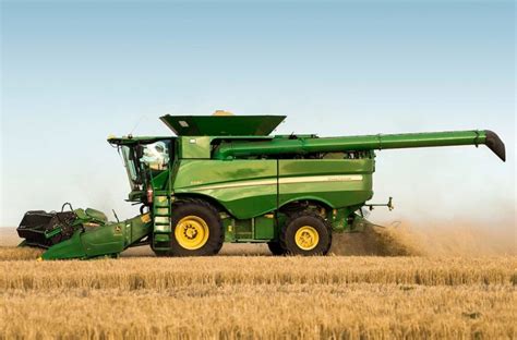 Large, premium cab integrates the latest technology with unparalleled comfort. Buyer's Guide to the John Deere S680 Combine Harvester
