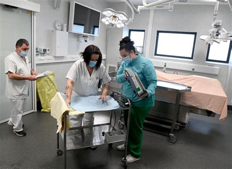 Loire Ils Sont Agents Mortuaires On Se Construit Une Carapace