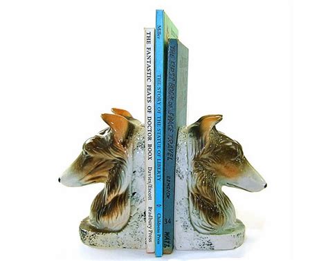 Two Bookends Made To Look Like They Are Sitting Next To Each Other