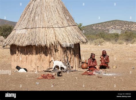 Afrika Namibia Opuwo Zwei Himba Frauen Mit Kleinkind Außerhalb Ein
