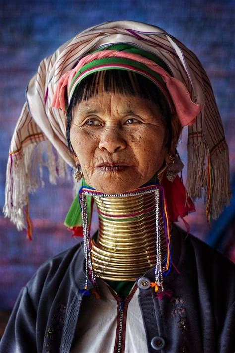 Las Mujeres Cuello De Jirafa Celebran Su Crecimiento Con Un Gran Dolor Social Media Images