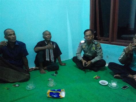 Sampaikan Pesan Kamtibmas Polisi Ini Rela Blusukan Dusun Tengah Malam