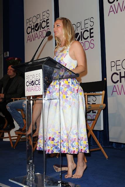 Barefoot Celebrities Kaley Cuoco Barefoot At Peoples Choice Awards