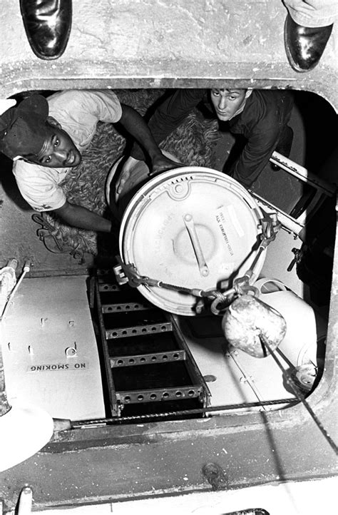 Besatzungsmitglieder führen einen Mark Treibstoffkanister der auf dem Schlachtschiff USS