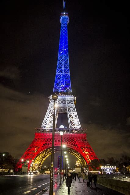 Voilà le projet titanesque que voulait réaliser le maire jean drapeau en 1963. Photo gratuite: Paris, France, Drapeau, Tour Eiffel ...