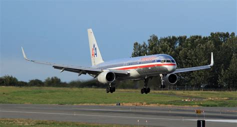File:American Airlines 757 landing at ANC (6624452487).jpg - Wikimedia