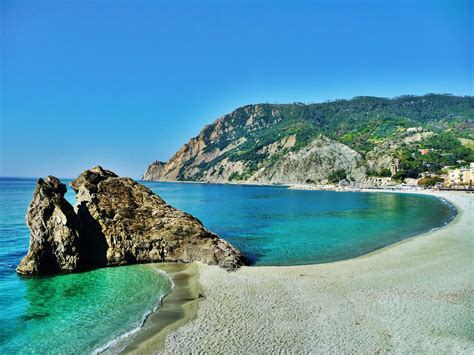Spiaggia Monterosso Cinque Terre - Arbaspaa: accommodation and tours in ...