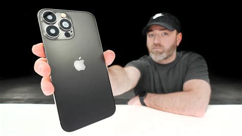 The iphone 13 pro max looks nearly identical to the iphone 12 pro max, though the camera bump is a bit larger. Una versione "dummy" dell'iPhone 13 Pro Max mostra una ...
