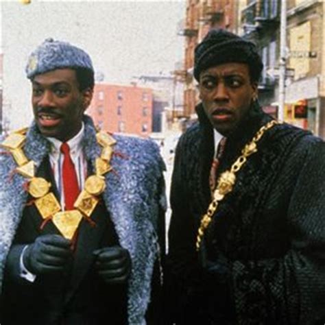 | eddie murphy volverá a ponerse en la piel de akeem, el consentido príncipe africano que, aburrido de que le busquen potenciales esposas que lo adulen todo el rato, decide viajar a queens. Un príncipe en Nueva York - SensaCine.com.mx