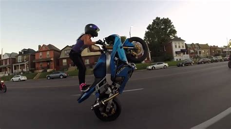 Девушка выполняет сумасшедшие трюки на мотоцикле She Performs Crazy