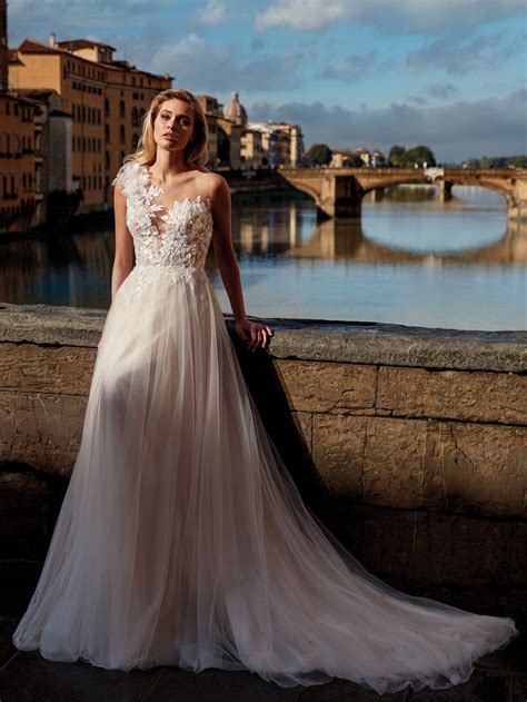 Gli abiti da sposa di questa collezione integrano la nuova collezione 2021 e sono disponibili nell'atelier di prato e ponte buggianese. Abito da Sposa Nicole 2021 - NI12144 | Mariages.it | Abiti ...