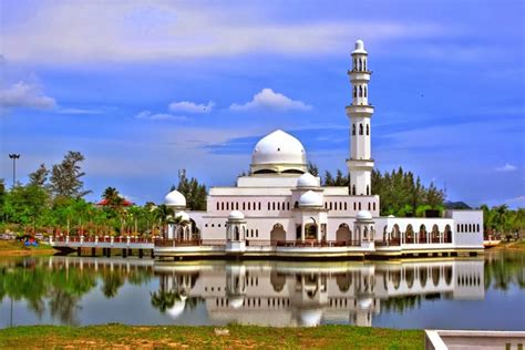 Dari gambar masjid di atas, masjid agung tuban ini adalah masjid yang paling terkeren menurut idn times. POTO Travel & Tours: Gambar Masjid Yang Indah di Malaysia!
