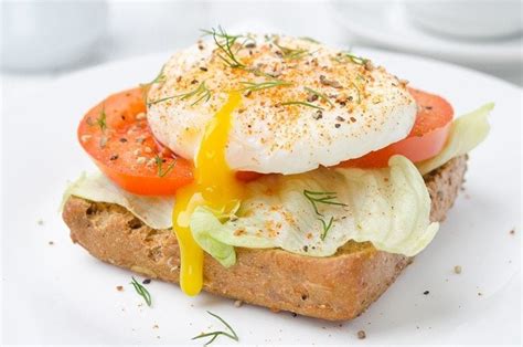 protein egg and tomato toast