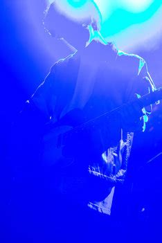 【ライブレポート】須田景凪、初ライブでバルーン曲も熱唱「音楽をやってきて本当によかった」 - 音楽ナタリー