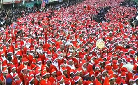 18112 Santa Clauses Set Guinness Record In Kerala