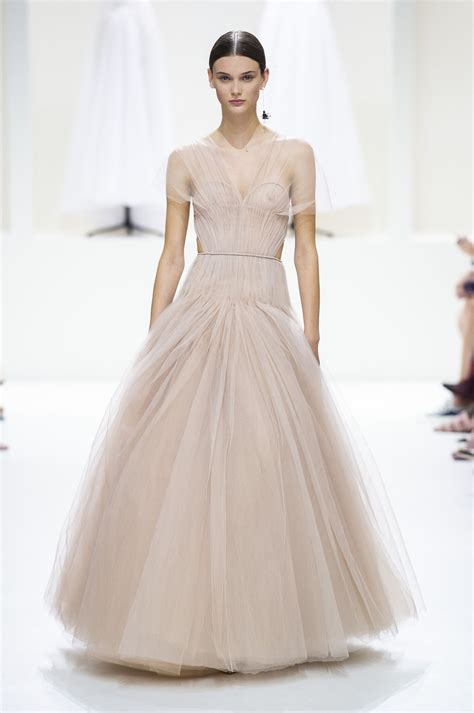 Gi abiti da sera per l'autunno inverno 2018/2019 saranno vestiti lunghi eleganti, semplici ma iconici, destinati a diventare timeless. Dalla Haute Couture 2019 gli abiti da sposa (im)possibili ...