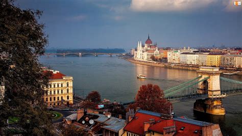 Colocates with na + locative, instead of w and do. Panorama, Budapeszt, Węgry