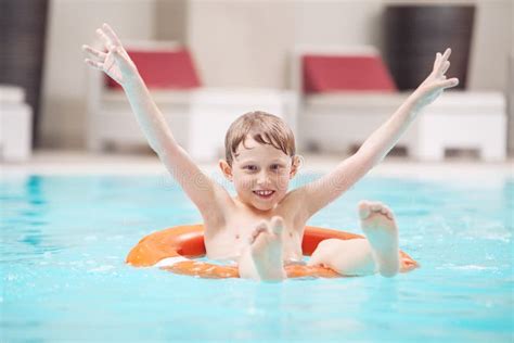 Gelukkige Jongen Die In Pool Zwemmen Stock Afbeelding Image Of Binnenlands Genieten 56766413