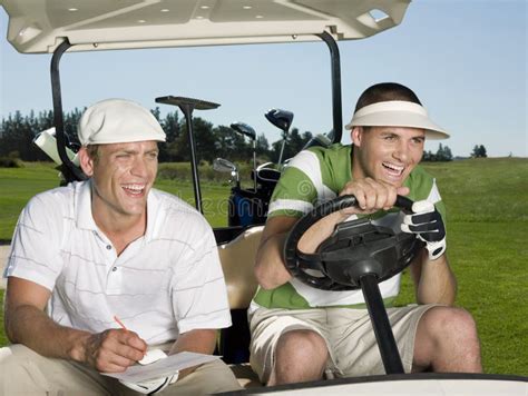 Golfistas De Sexo Femenino Felices Que Hablan En El Campo De Golf Contra El Cielo Claro Imagen