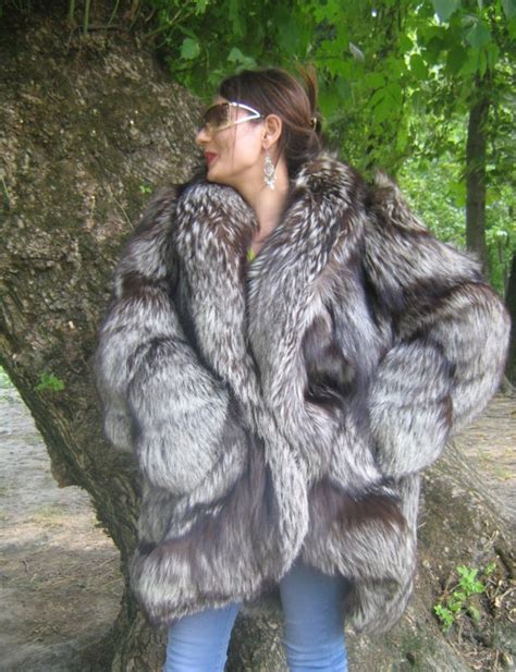 Épinglé sur sexy silver fox furs