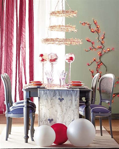 Be inspired by these decoration ideas for dining table. 50 Christmas Table Decorating Ideas for 2011