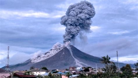 gunung sinabung kembali meletus bmkg aceh abu vulkanik tak sampai ke aceh times indonesia