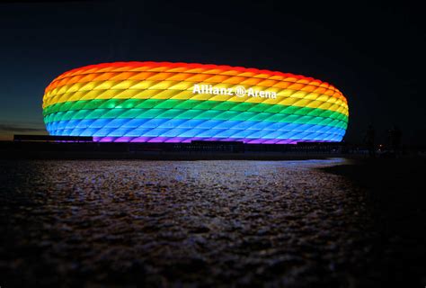 Die allianz arena ist ein fußballstadion im norden von münchen und bietet bei bundesligaspielen. CSD in München: So bunt leuchtete die Allianz Arena ...